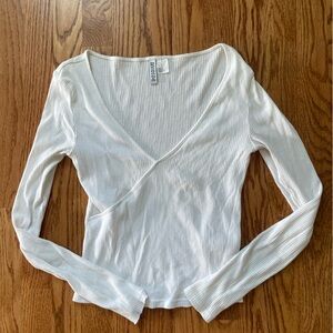 H&M Divided White V Neck Ribbed Top